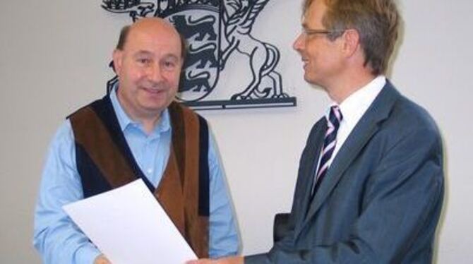 40 Jahre in Diensten der Justiz: Dietmar Dollinger (links) erhielt dafür jetzt aus den Händen des Reutlinger Amtsgerichtsdirekto