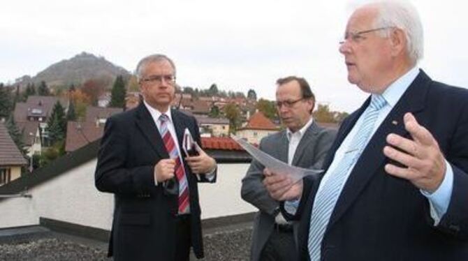 Geschäftsführer Eduard Becker, Pflegedienstleiter Ulrich Hufnagel und Förderkreisvorsitzender Wolfgang Sautter (von links) auf d