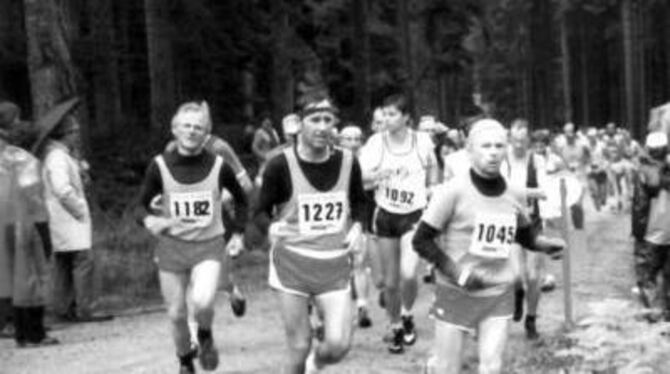 Schwarzwald-Marathon 1983 und die IGL-Läufer Helmut Riehle, Rolf Steincke und Reinhold Dölker (von links) haben mal wieder die N