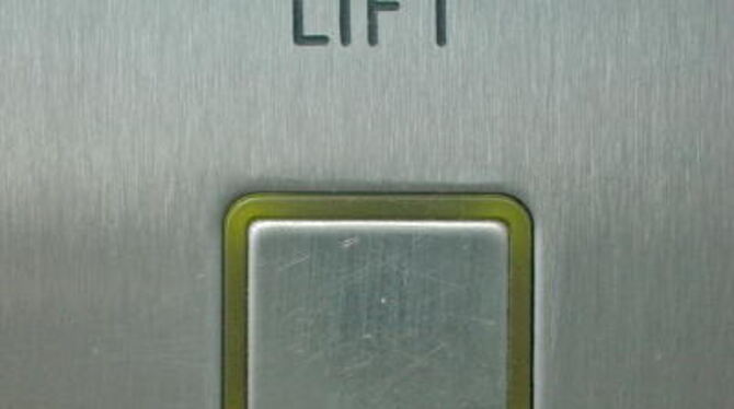 Wer den Aufzug links liegen lässt bleibt fit und spart Energie FOTO: PR