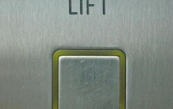 Wer den Aufzug links liegen lässt bleibt fit und spart Energie FOTO: PR