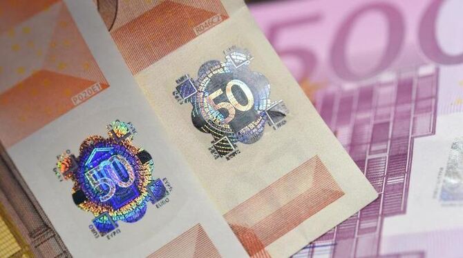 Die Hologramme einer echten 50-Euro-Note (l) und einer falschen in der Zentrale der Deutschen Bundesbank in Frankfurt neben e