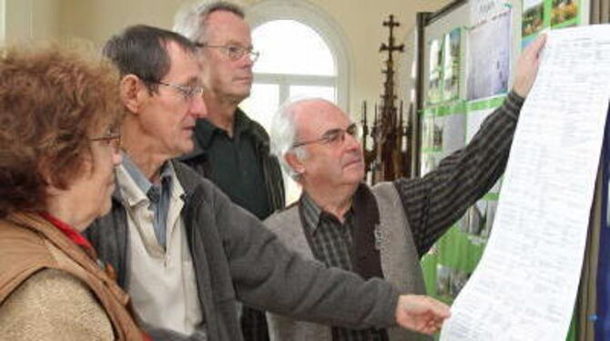 Brigitte Neher, Bernhard Klingenstein, Volker Preuß und Hans Widmann (von links) mit einer Namensliste von Auswanderern. Insgesa