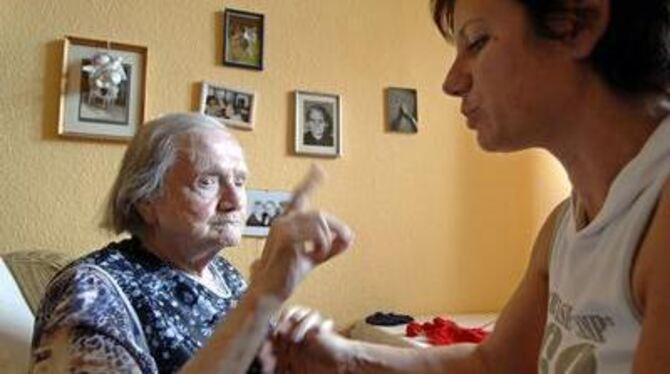 Sie sind nicht immer leicht zu nehmen: Alte, auf Hilfe und Unterstützung angewiesene Menschen. Die Pflege leisten meist Angehöri