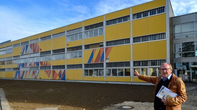 Ulrich Lukaszewitz vor dem Technikgebäude mit seiner abstrakten Bemalung, die Teil des Gesamtkunstwerks »Wegzeichen« war. Auch d