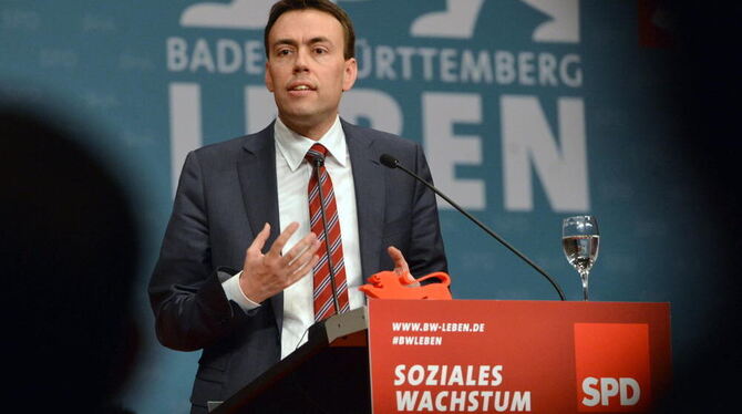 Der SPD-Spitzenkandidat für die Landtagswahl in Baden-Württemberg, Nils Schmid, spricht  in Stuttgart   beim Landesparteitag der