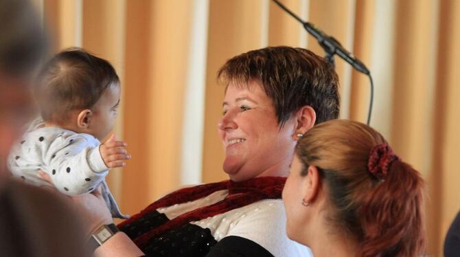 Bürgermeisterin Anette Rösch mit dem Baby Danijela Asanovic bei der Eröffnung des Wannweiler »Café Vielfalt«. Beim ersten Mal ka