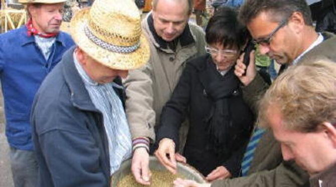 Altes Handwerk auf dem Biosphärenmarkt: Bürgermeister Mike Münzing, Minister Peter Hauk und seine Frau (von rechts) bestaunen Kl