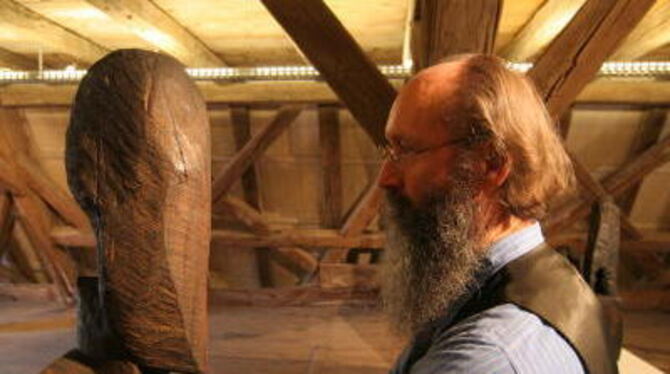 Charakterköpfe: Curt Hans Chrysostomus Geiselhart mit einem seiner »Wächter« in der Münsinger Zehntscheuer. GEA-FOTO