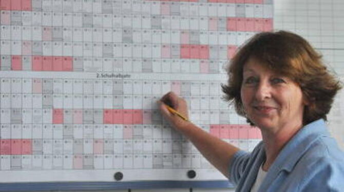 Der letzte Schultag ist gekommen: Sigrid Bach verlässt das Sekretariat des Karl-von-Frisch-Gymnasiums. FOTO: TRINKHAUS