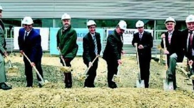 Spatenstich bei Uraca (von links): Robert Zimmermann, Produktionsleiter, Hilmar Dettinger-Müller, Beirats-Vorsitzender, Landrat