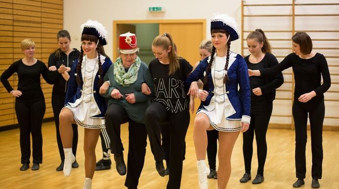 Sie kann’s noch: Die 85-jährige Emilie Eisele gehört zu den Gründungsmitgliedern der Trochtelfinger Prinzengarde. FOTO: LEUSCHKE
