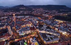 Blick auf die beleuchtetet Innenstadt von Jena. Ostdeutschland erlebt einen Wandel im Zeitraffer: Seit dem Mauerfall zogen 1,