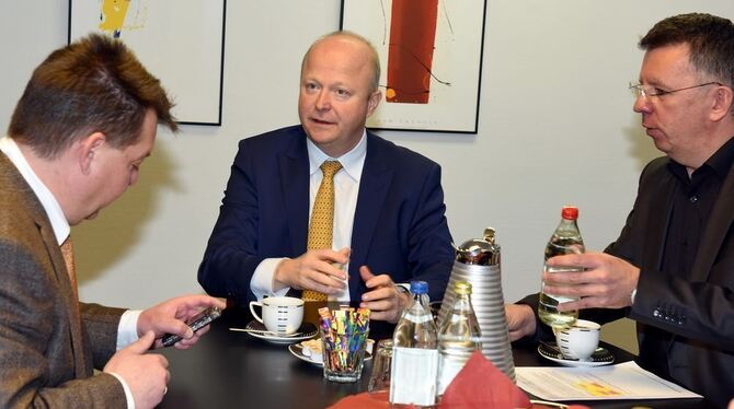 Der FDP-Landesvorsitzende Michael Theurer (Mitte) stellt sich beim Redaktionsgespräch im Pressehaus des Reutlinger General-Anzei