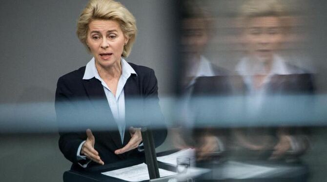 Verteidigungsministerin von der Leyen will der Pannenserie bei der Bundeswehr ein Ende setzen. Die Ausrüstung der Truppe soll