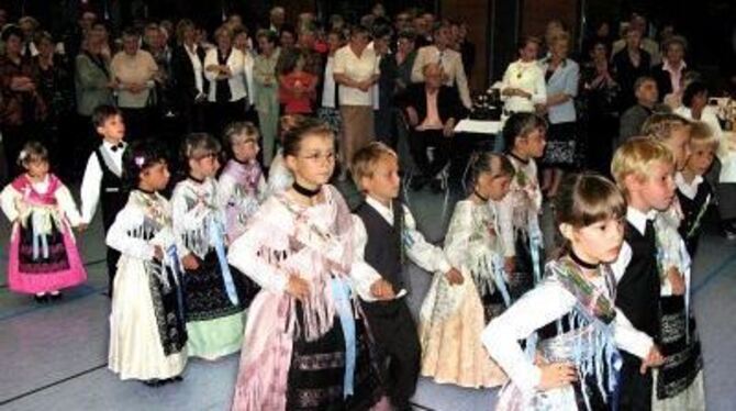Farbenfrohe Kirchweih: 25 Trachtenpaare eröffneten den Kirchweihtanz der Sackelhausener in Rommelsbach.
FOTO: RÖSCH