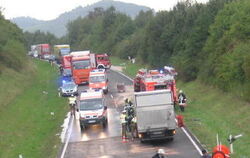 Nach einem Auffahrunfall zwischen zwei Lastwagen musste die B 28 heute mehrere Stunden gesperrt werden. GEA-FOTO: FÜS