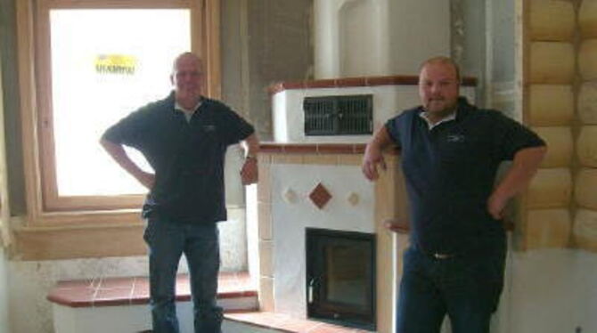 Geschafft: Stefan Ernst (links) und sein Mitarbeiter Sascha Vakej vor dem fertig erstellten Kachelofen in Colorado.  FOTO: PR