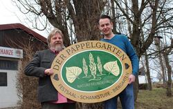 Tobias Festl (links) und Markus Strempel wollen das Naturfreundehaus Römerschanze unter dem Namen »Der Pappelgarten« zu einem mu