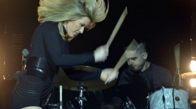 Eine Lady in Black: Ellie Goulding als Trommlerin in der Porsche-Arena.     FOTO: JÜRGEN MEYER