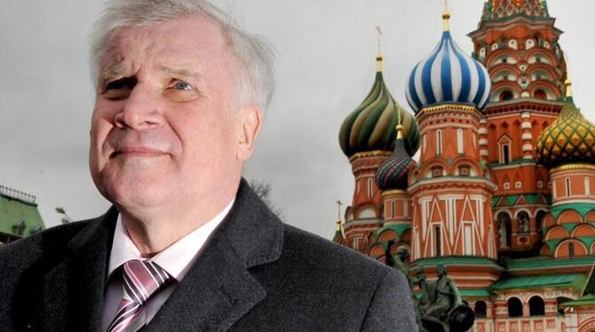 Bayerns Ministerpräsident Seehofer, hier im Jahr 2011 auf dem Roten Platz in Moskau, will Wladimir Putin treffen. Foto: Peter