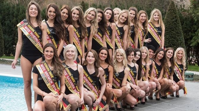 Die 24 Kandidatinnen zur Wahl der »Miss Germany« posieren im Europa-Park in Rust für den Fotografen. Am 20.02.2016 wird in Rust