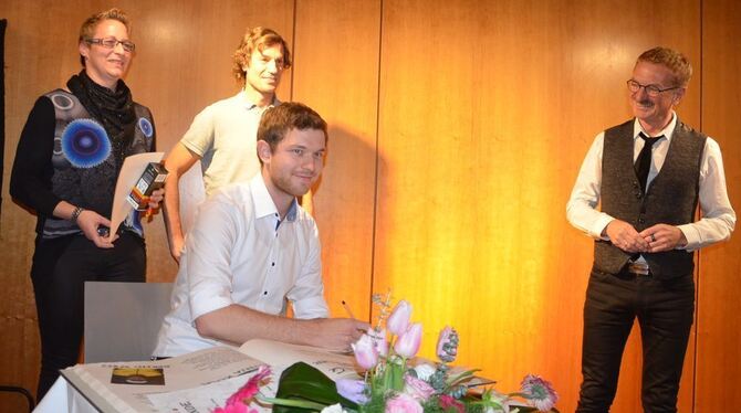 Eintrag ins Goldene Buch der Gemeinde Dettingen: vorne sitzend Markus Müller, dahinter Dunja Koch und Bernd Weiß sowie (rechts) Eintrag ins Goldene Buch der Gemeinde Dettingen: vorne sitzend Markus Müller, dahinter Dunja Koch und Bernd Weiß sowie (rechts)