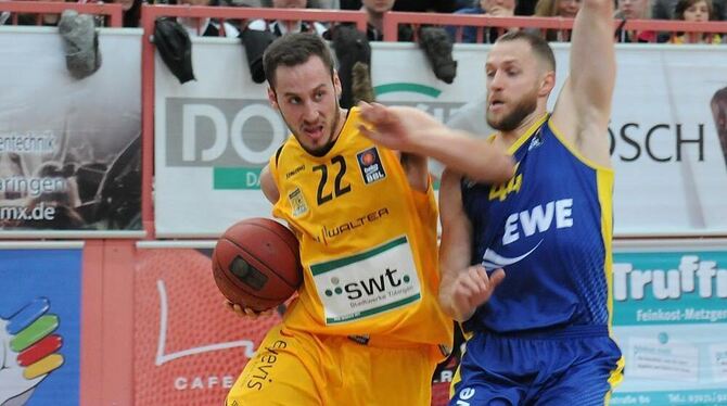 Tiger Vladimir Mihailovic (links) gegen den Ex-Tiger Vaughn Duggins. GEA-FOTO: MEYER Tiger Vladimir Mihailovic (links) gegen den Ex-Tiger Vaughn Duggins. GEA-FOTO: MEYER