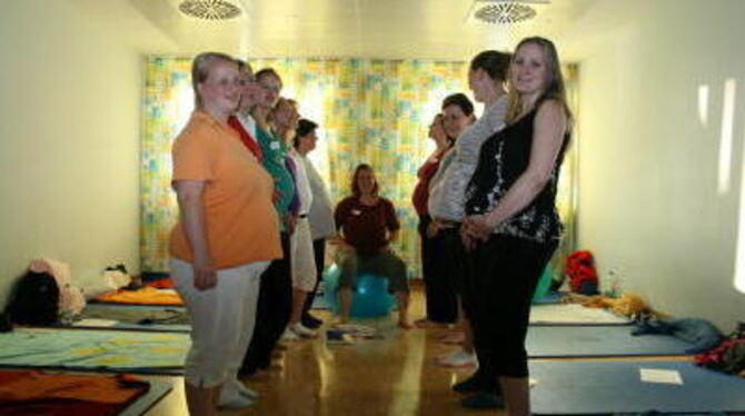 Hebamme Ines Kempny (sitzend auf dem Ball) beantwortet Fragen zu Schwangerschaft und Geburt.  FOTO: RENZ