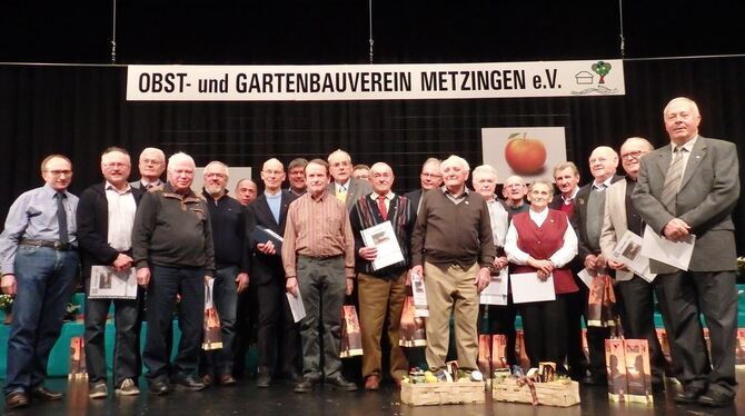 Der Obst- und Gartenbauverein Metzingen ehrte Mitglieder, die sich seit Jahrzehnten für den Streuobstanbau engagieren. Junge Obs