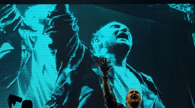 Gigantische Kulissen aus Licht und Sound: David Guetta in der Stuttgarter Schleyerhalle.  FOTO: FINK