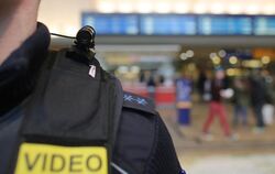 Ein Bundespolizist geht in Köln am Hauptbahnhof mit einer Body-Cam Streife.