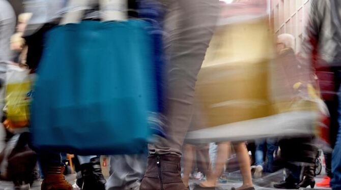 Die Nürnberger Konsumforscher gehen damit von einem etwas stärkeren Anstieg der Konsumausgaben aus als 2015. Foto: Henning Ka