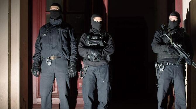 Mitglieder eines Polizei-Sonderkommandos während einer Razzia gegen Islamisten in Berlin. Foto: Lukas Schulze/Archiv