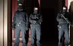 Mitglieder eines Polizei-Sonderkommandos während einer Razzia gegen Islamisten in Berlin. Foto: Lukas Schulze/Archiv