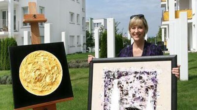 Stillleben in Acryl, eine goldene Sonne aus Seidenpapier und Farbe - und Sabine Preisendanz, die beides gemacht hat.
GEA-FOTO: H