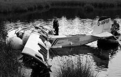 Rettungskräfte bergen bei Bad Waldsee ein Flugzeug aus einem Moorweiher. Das mit zwei Personen besetzte Flugzeug war aus bislang