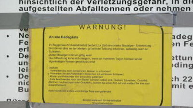 Warnhinweise auf die Blaualgen gibt es rund um den Baggersee in Kirchentellinsfurt. 
FOTO: SEL