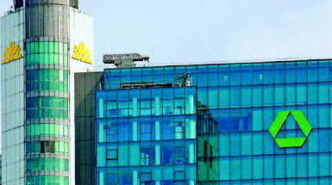 Blick auf die Hochhäuser der Commerzbank und der Dresdner Bank in Frankfurt am Main. Über eine Fusion der Banken könnte bereits
