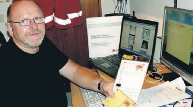 Günter Wollwinder baut das Kreisauskunftsbüro des DRK auf.
FOTO: MAR
