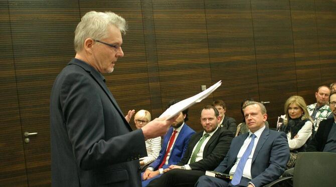 Autor Bernd Storz macht das Publikum im Konferenzraum von Elring-Klinger zum »Ermittlerteam« – darunter vorne rechts auch Finanz