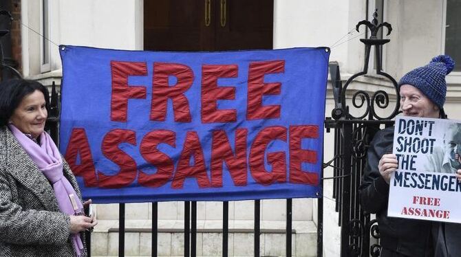Julien Assange lebt seit dreieinhalb Jahren in der Botschaft Ekuadors in London, um einer Festnahme zu entgehen. Seine Mutter