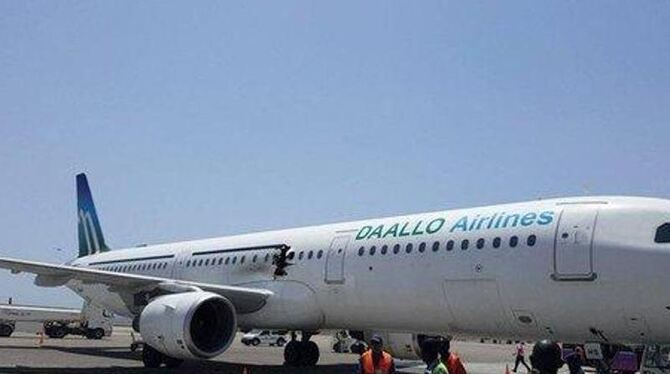 Das vermutlich durch eine Bombenexplosion beschädigte Passagierflugzeug der Daallo Airlines auf dem Flughafen in Mogadischu.