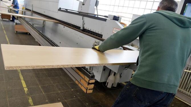 Arbeit in der Schreinerei der Justizvollzugsanstalt Ulm.