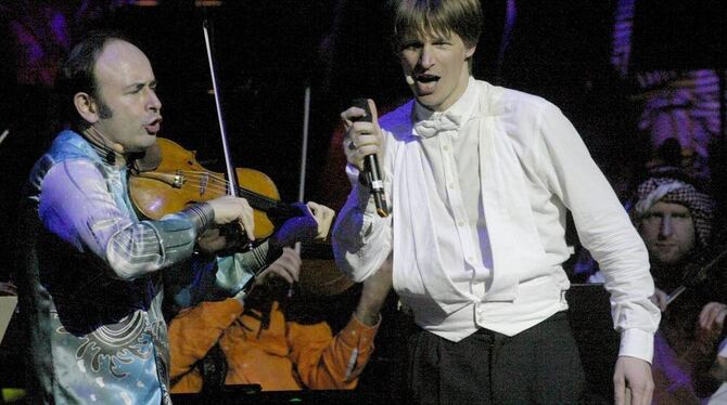 Aleksey Igudesman (links) und Sebastian Gürtler geben Gas. GEA-FOTO: KNAUER