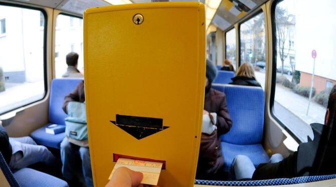 So ist's richtig: Ein Fahrkast stempelt sein Ticket in der Stuttgarter Straßenbahn ab.