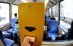 So ist's richtig: Ein Fahrkast stempelt sein Ticket in der Stuttgarter Straßenbahn ab.