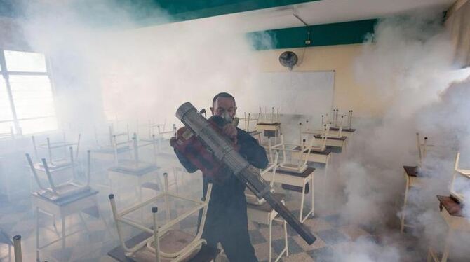 Ein Mitarbeiter der venezuelanischen Stadt Caracas desinfiziert ein Klassenzimmer, um die Ausbreitung des Zika-Virus zu verhi