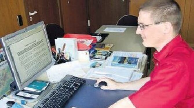 Mössingens Wirtschaftsförderer Jörg Hulvershorn surft mit DSL 16 000.
FOTO: ULP