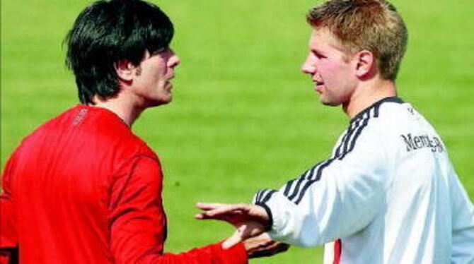 Bundestrainer Joachim Löw (links) diskutiert angeregt mit Stuttgarts Mittelfeldspieler Thomas Hitzlsperger. 
FOTO: DPA